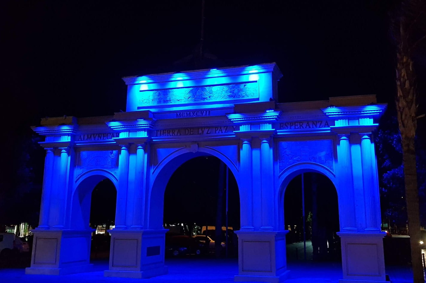 El Consistorio sexitano y la Puerta de Almuñécar  se  iluminan  de azul por los Derechos de la Infancia